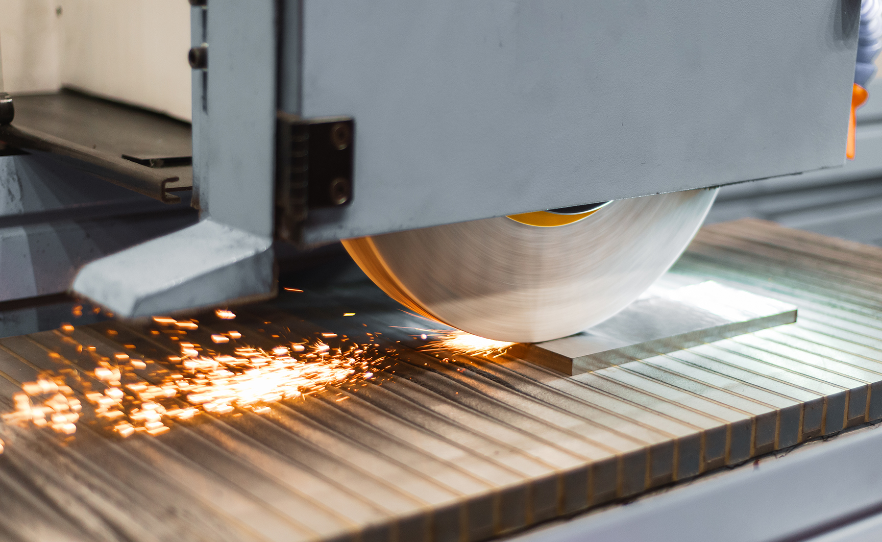 Industrial grinding of a metal plate